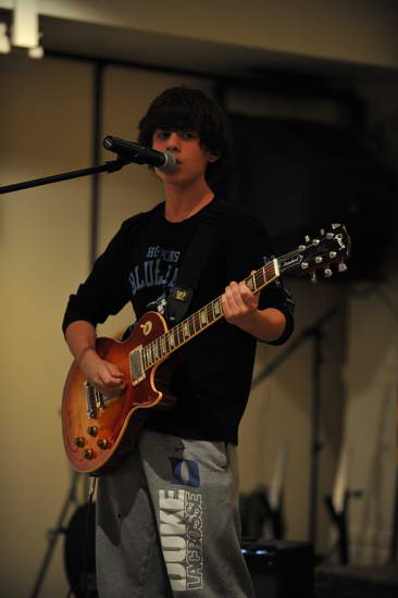 David-12-16-11-SingingGroup-8936-DDeRosaPhoto