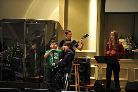 David-12-16-11-SingingGroup-8957-DDeRosaPhoto