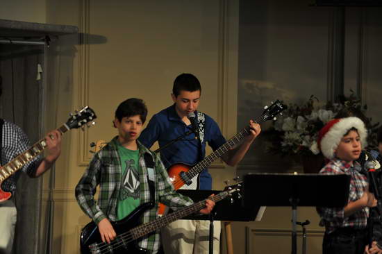 David-12-18-11-SingingGroup-9050-DDeRosaPhoto