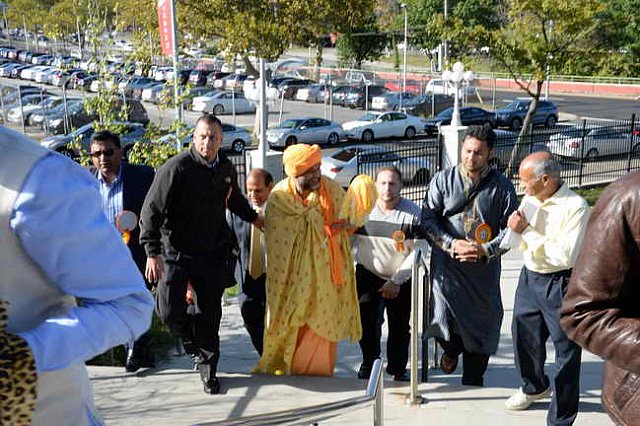 Gurudev-10-4-15-7473-DDeRosaPhoto