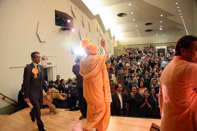 Gurudev-10-4-15-7497-DDeRosaPhoto