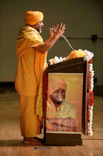 Gurudev-10-4-15-7787-DDeRosaPhoto