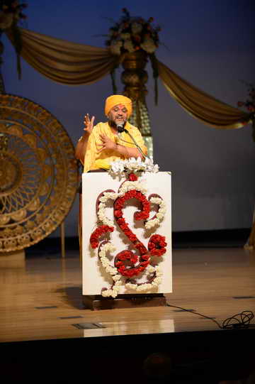 Gurudev-10-4-15-7804-DDeRosaPhoto