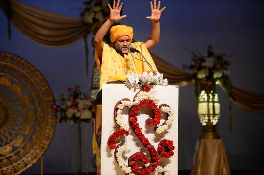 Gurudev-10-4-15-7816-DDeRosaPhoto