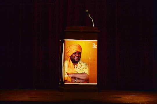 Gurudev-10-4-15-7809-DDeRosaPhoto
