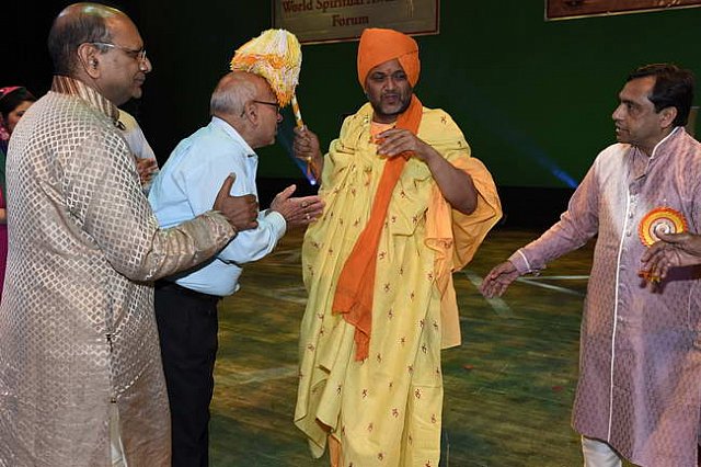 Gurudev1-7-12-14-8791-DDeRosaPhoto