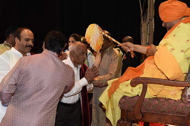 Gurudev1-7-12-14-8829-DDeRosaPhoto