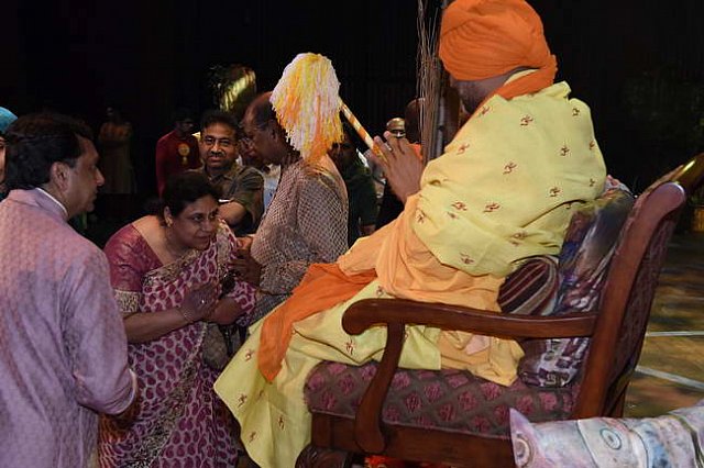 Gurudev1-7-12-14-8860-DDeRosaPhoto