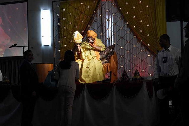 Gurudev1-7-11-14-5944-DDeRosaPhoto