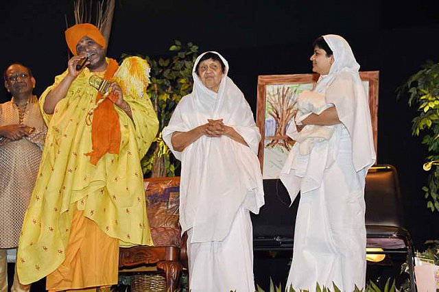 Gurudev1-7-12-14-8225-DDeRosaPhoto