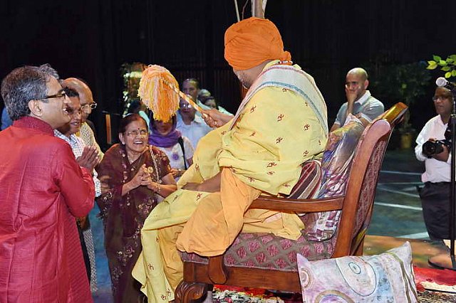 Gurudev1-7-12-14-8973-DDeRosaPhoto