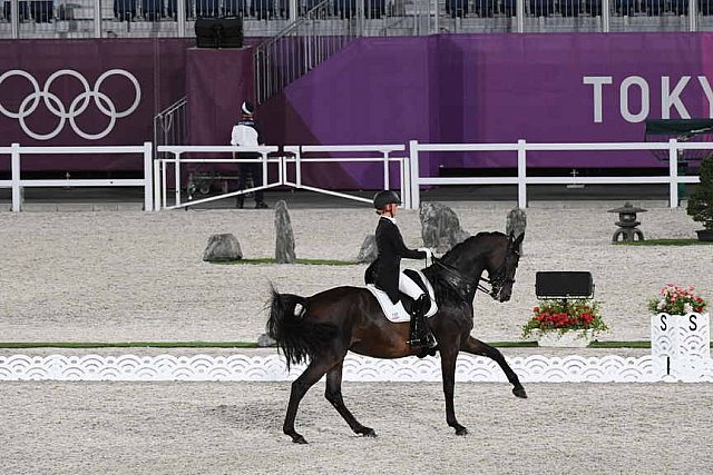 OLY-2020-DRESSAGE-GP FREESTYLE-7-28-21-6553-138-DOROTHEE SCHNEIDER-SHOWTIME FRH-DDEROSAPHOTO