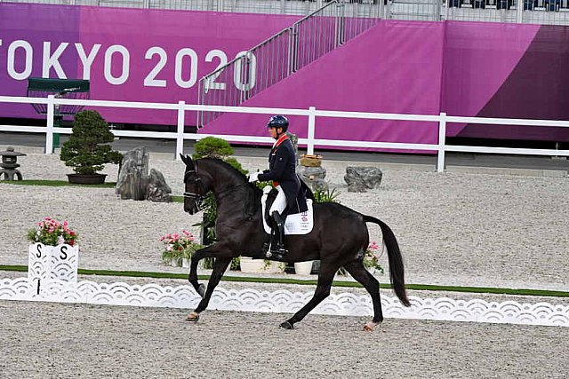 OLY-2020-DRESSAGE-GP FREESTYLE-7-28-21-7980-135-CARL HESTER-EN VOGUE-GBR-DDEROSAPHOTO