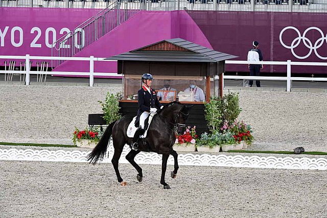 OLY-2020-DRESSAGE-GP FREESTYLE-7-28-21-8006-135-CARL HESTER-EN VOGUE-GBR-DDEROSAPHOTO