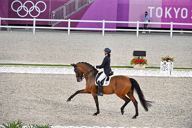 OLY-2020-DRESSAGE-GP DAY1-7-24-21-3142-122-YVONNE LOSOS DE MUNIZ-AQUAMARIJN-DOM-DDEROSAPHOTO
