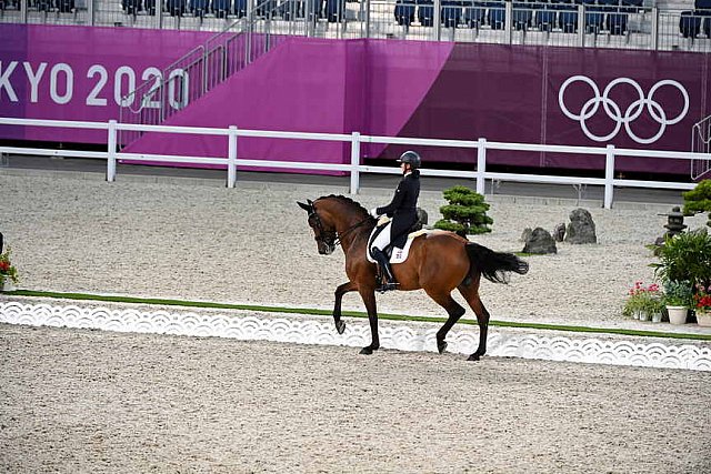 OLY-2020-DRESSAGE-GP DAY1-7-24-21-3164-122-YVONNE LOSOS DE MUNIZ-AQUAMARIJN-DOM-DDEROSAPHOTO