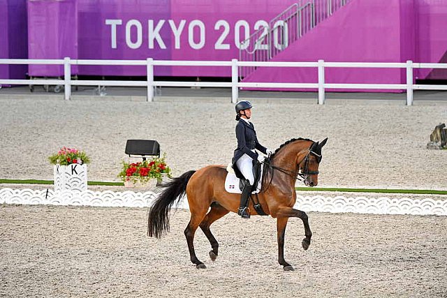 OLY-2020-DRESSAGE-GP DAY1-7-24-21-3353-122-YVONNE LOSOS DE MUNIZ-AQUAMARIJN-DOM-DDEROSAPHOTO