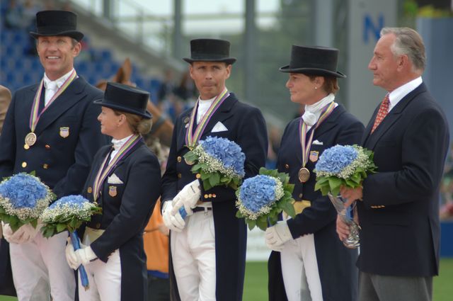 207-WEG-TeamDressageAwards-8-23-06-_DeRosaPhoto.jpg